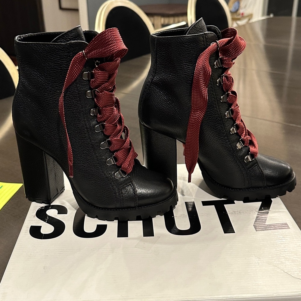 Black lace-up Boots with red shoelaces Size 6 Schutz